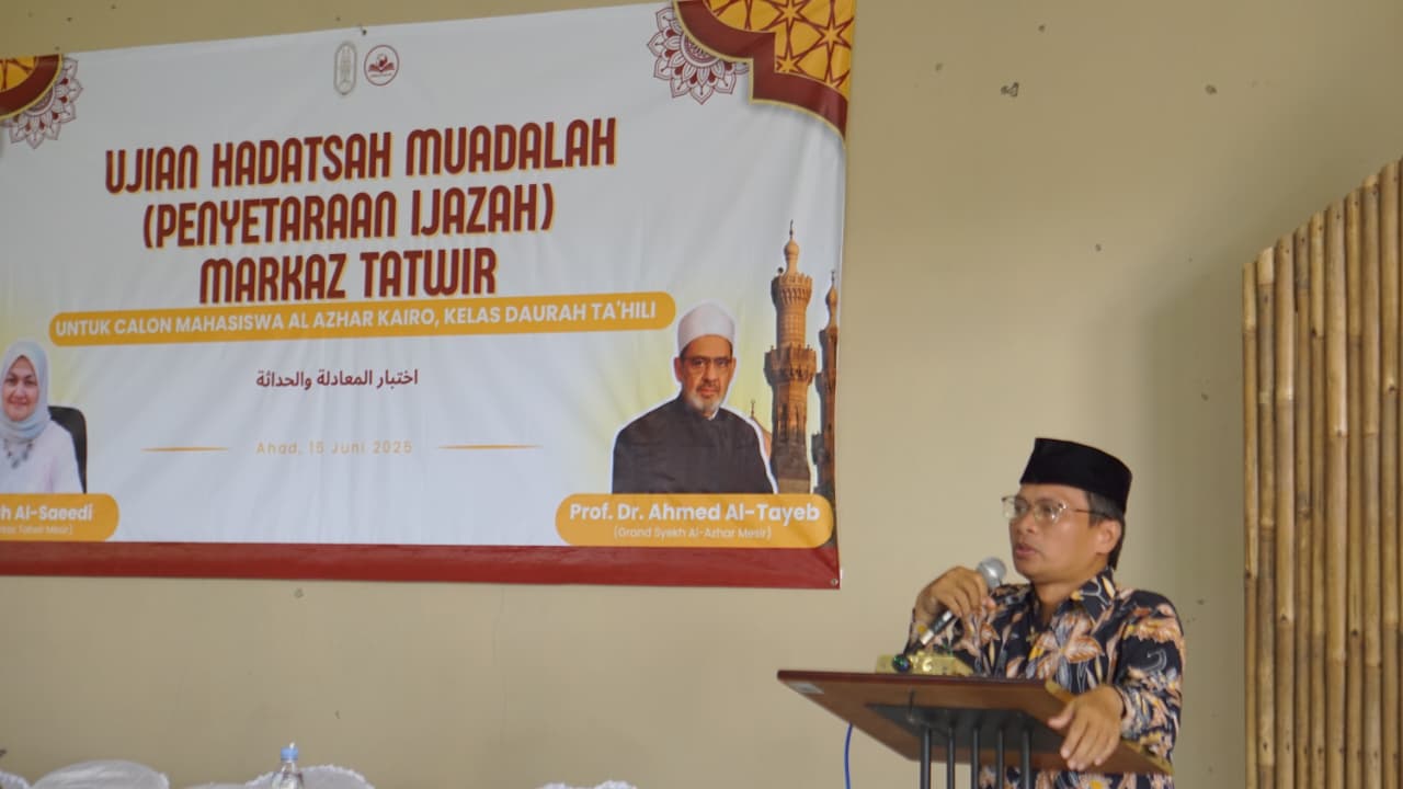 Dr. Dadang Gani (Tokoh di Ciamis) saat memberikan sambutan di acara test ujian ke Mesir, Foto: Firdaus/jabaredu.com