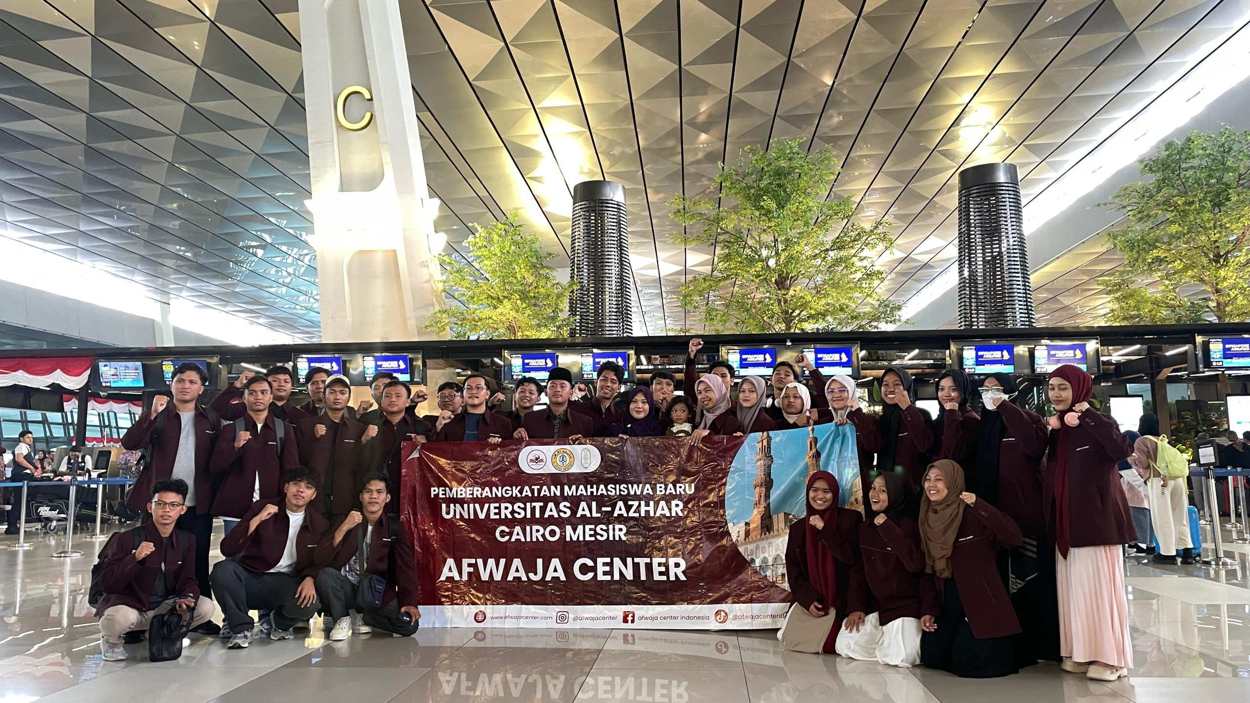 Foto bersama calon mahasiswa baru al-azhar saat pelepasan di Bandara, Foto: Meylani/jabaredu.com